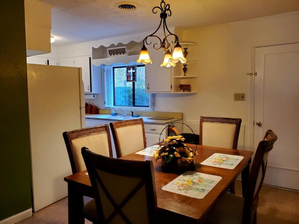 Meadowlark Motel With Restaurant & Bar แมกกีวาเลย์ ภายนอก รูปภาพ