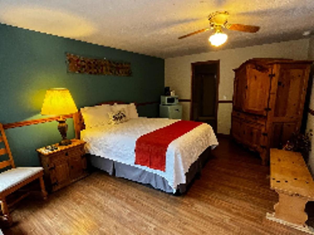 Meadowlark Motel With Restaurant & Bar แมกกีวาเลย์ ภายนอก รูปภาพ
